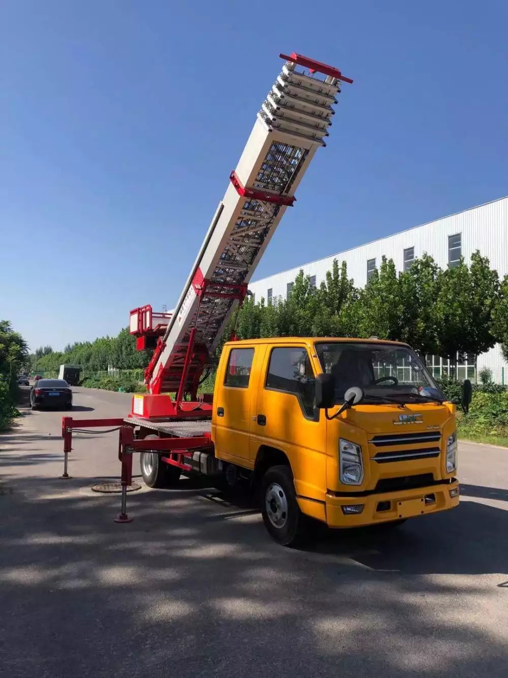 万冲镇附近的云梯车出租服务：轻松解决高空作业需求